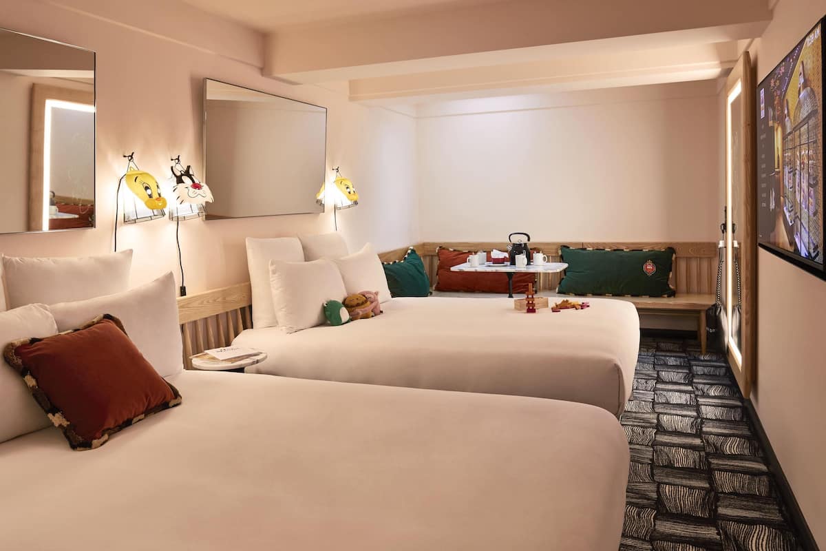 Ropa de cama de alta calidad y caja de seguridad en la habitación