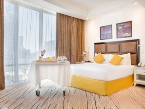 Executive Suite King Room | Premium bedding, minibar, in-room safe, individually furnished