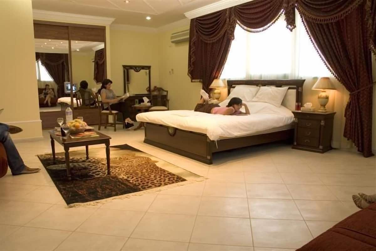 Junior Suite | Pillowtop beds, in-room safe, rollaway beds, free WiFi