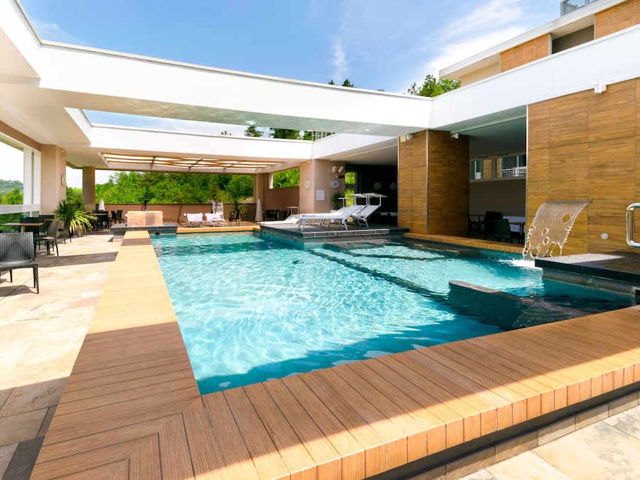 Piscina a l'aire lliure de temporada (horari: 10:00-22:00) i gandules