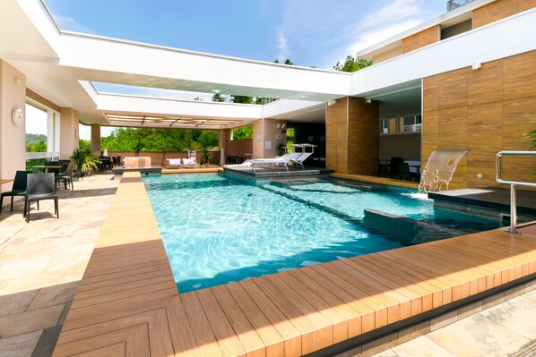 Piscine extérieure (ouverte en saison), chaises longues