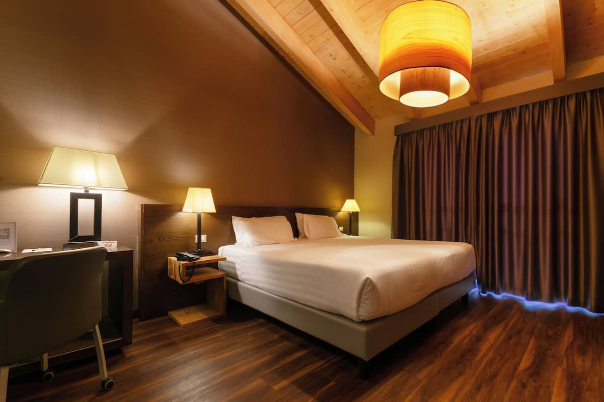 1 kamar tidur, selimut bulu angsa, minibar, dan brankas