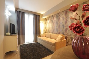 Suite Magnolia | Oppholdsområde | En 32-tommers LCD-TV med Parabol-TV samt TV