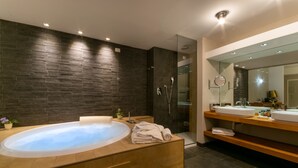 Suite Magnolia | Bad | Hårføner, bidé, håndklær og såpe