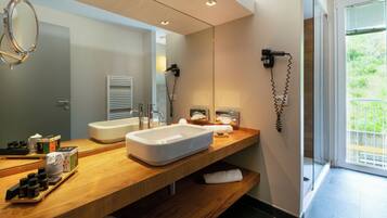 Een haardroger, een bidet, handdoeken, zeep