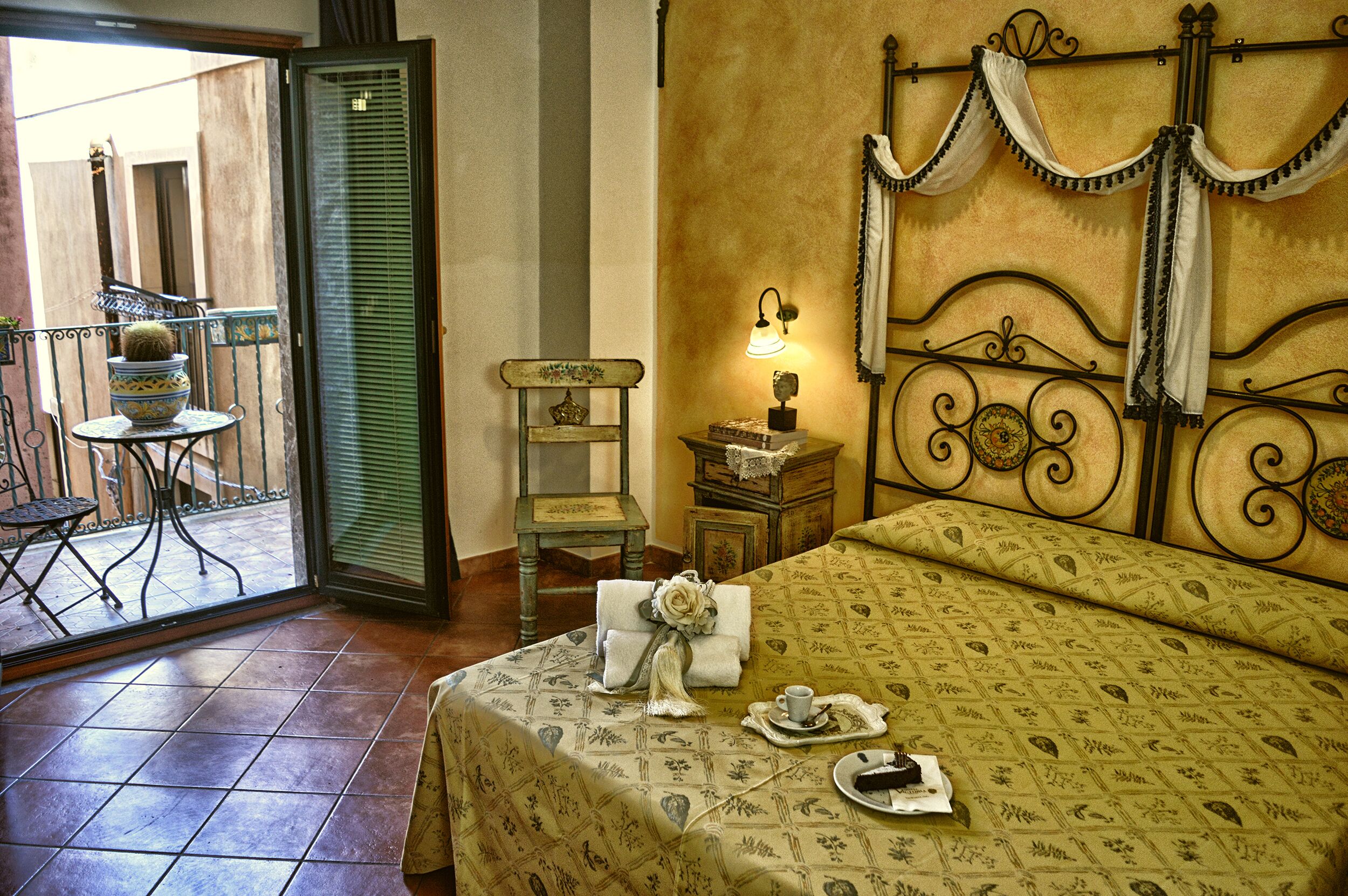 double room | 1 bedroom, in-room safe, desk, soundproofing