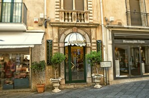 Front of property - Hotel Victoria (Taormina)