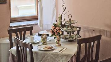 Tägliches Frühstücksbuffet gegen Gebühr