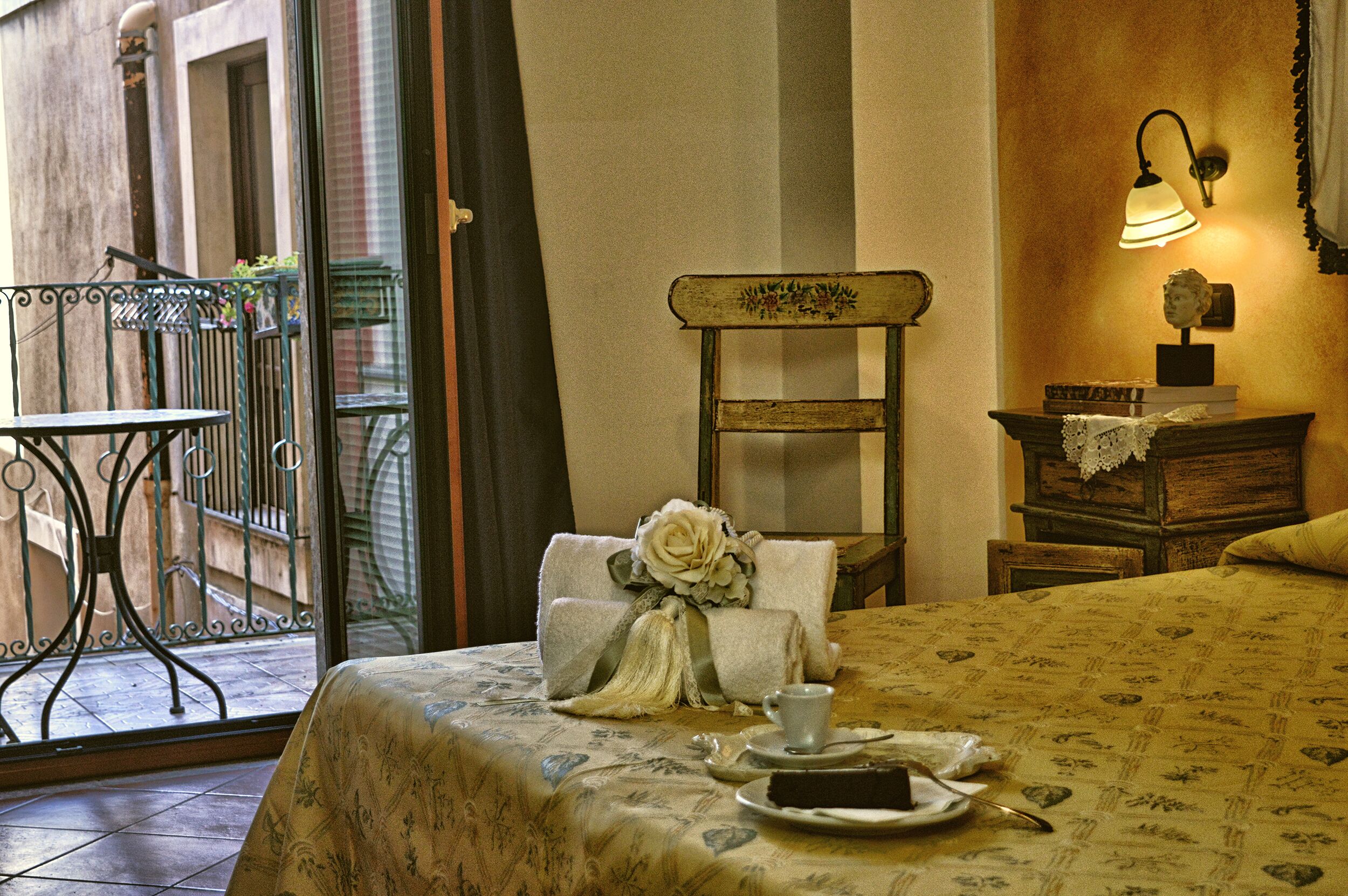 double room | 1 bedroom, in-room safe, desk, soundproofing