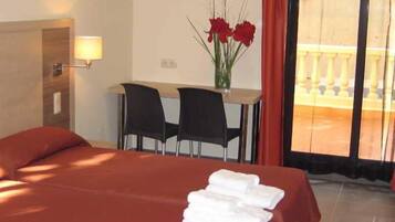 Bureau, lits bébé (en supplément), lits pliants/supplémentaires