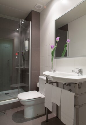 Shower, hair dryer - Residencia Erasmus Gracia (Barcelona)