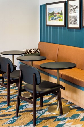 Lobby sitting area - The Wylie Inn and Conference Center at Endicott College (Beverly)