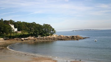 Una spiaggia nelle vicinanze