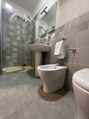 Single Room | Bathroom | Combined shower/tub, free toiletries, hair dryer, bidet - 38 Aira Hotels (Palermo)