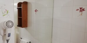 Economy Double Room | Bathroom