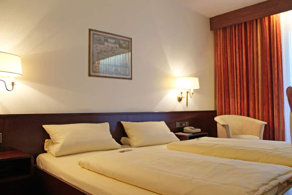 Double Room | 1 bedroom, hypo-allergenic bedding, down comforters, in-room safe