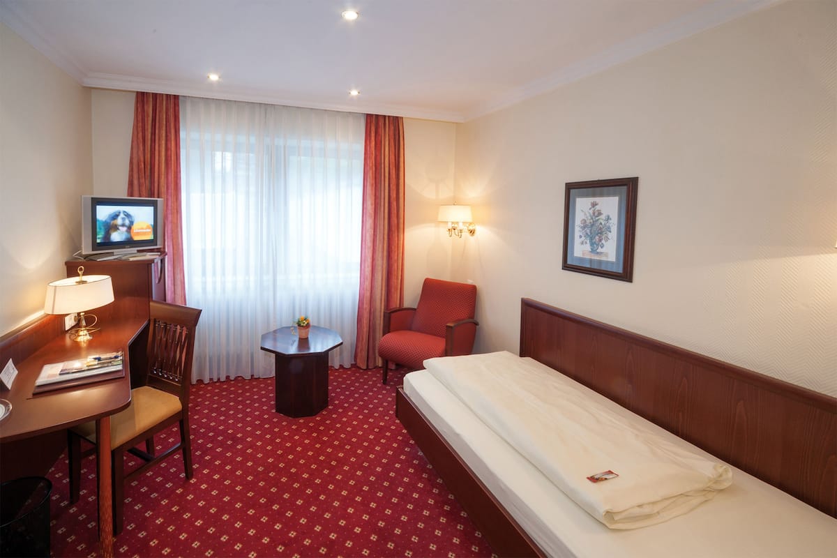 Comfort Single Room, Garden View | 1 bedroom, hypo-allergenic bedding, down comforters, in-room safe
