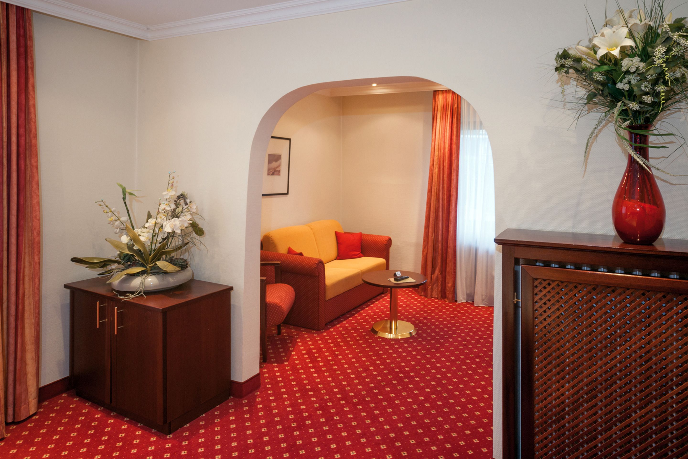 suite | living area | 32-inch tv with satellite channels