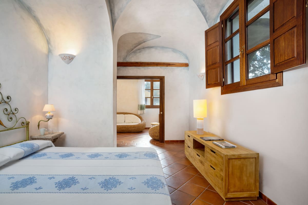 family suite | 1 bedroom, hypo-allergenic bedding, minibar, desk