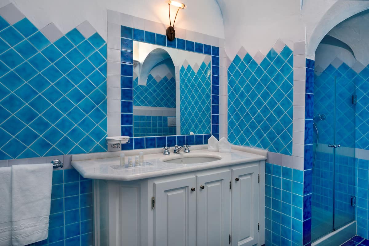 family suite | bathroom | free toiletries, hair dryer, bidet, towels