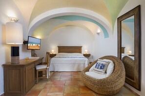 Suite | Ropa de cama hipoalergénica, minibar, escritorio y cortinas opacas