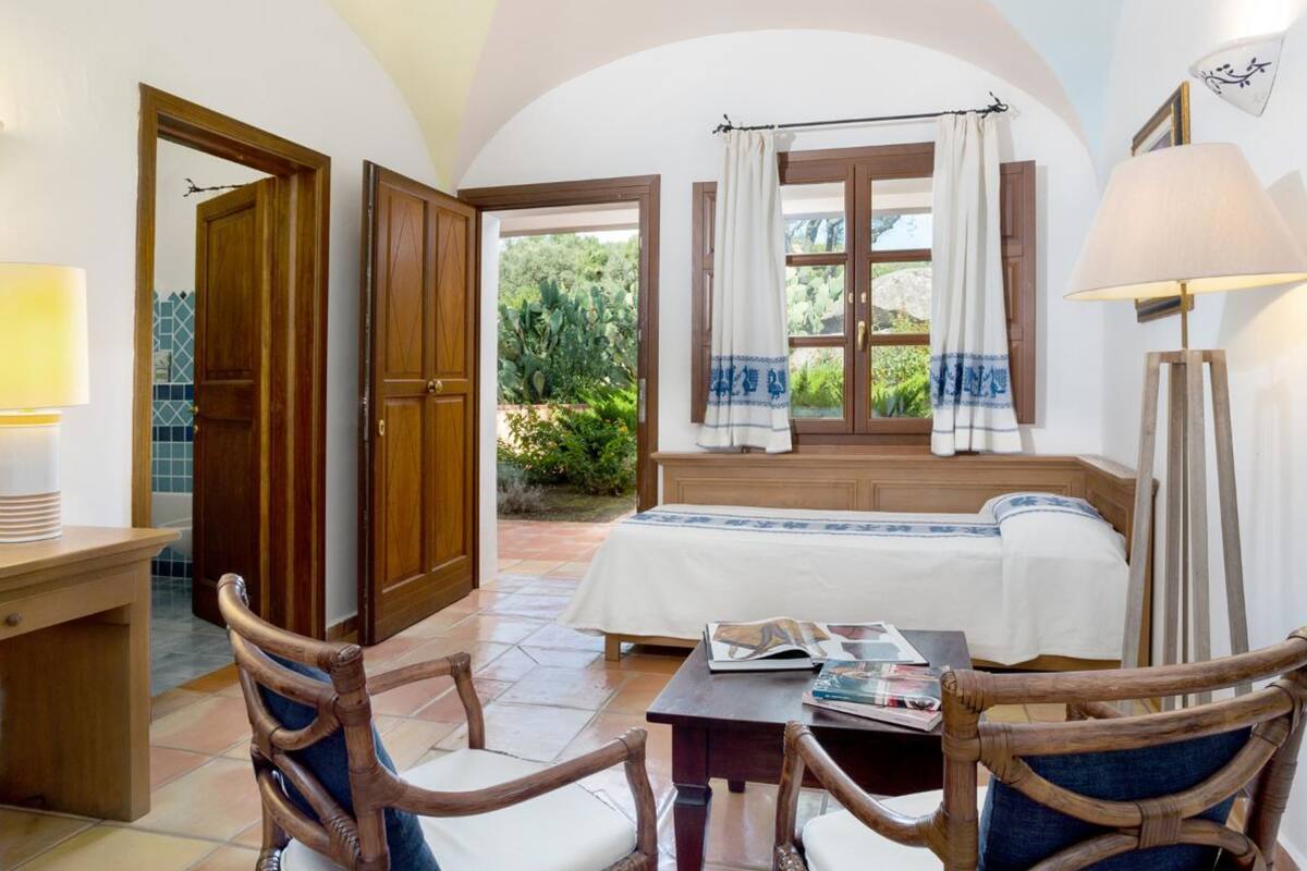 deluxe room | 1 bedroom, hypo-allergenic bedding, minibar, desk