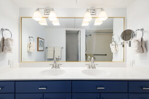 Condo Deluxe, 1 habitación | Baño | Amenidades de baño gratuitas, secadora de cabello, toallas 