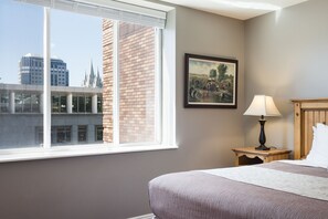 2 Bedroom Condominium | Cortinas blackout, tabla de planchar con plancha y wifi gratis 
