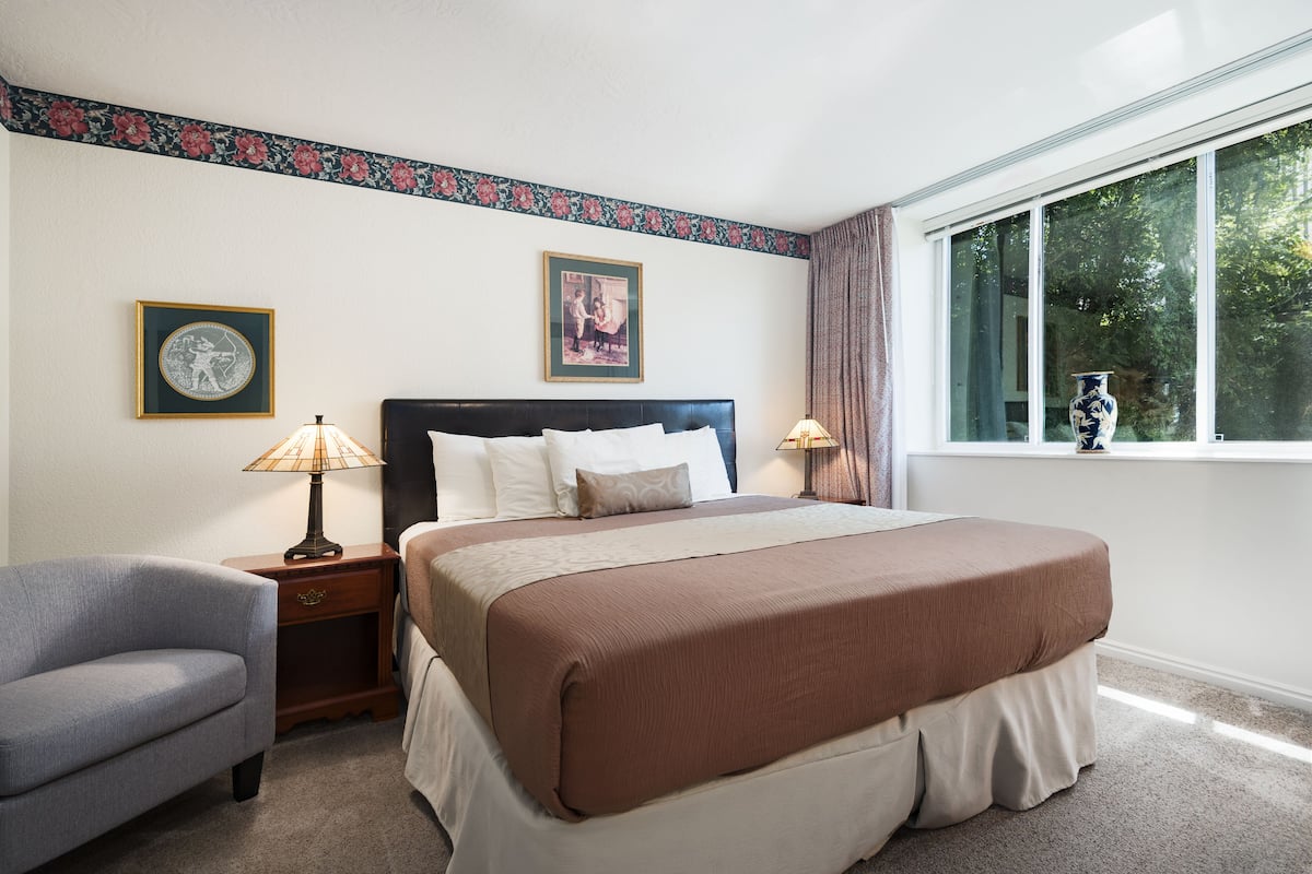 1 Bedroom Condominium | Blackout drapes, iron/ironing board, free WiFi, bed sheets