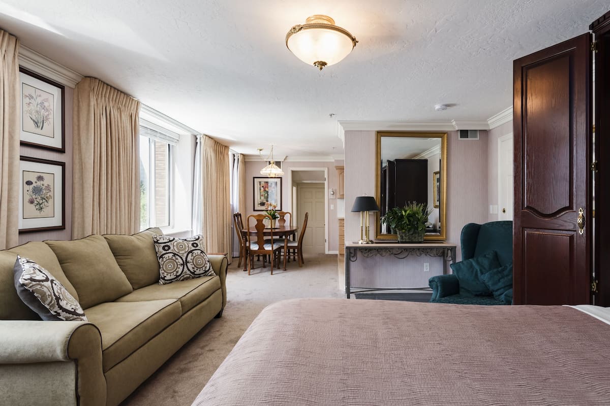 Deluxe Studio, Kitchen | Living area | 40-inch flat-screen TV with cable channels, LCD TV