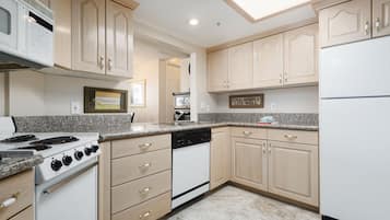 1 Bedroom Condominium | 私人廚房 | 微波爐、爐台、洗碗機、咖啡機/沖茶器