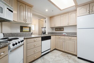 1 Bedroom Condominium | 私人厨房 | 微波炉、炉灶、洗碗机、茶具/咖啡用具