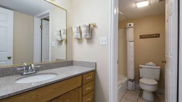 Condo, 1 habitación | Baño | Amenidades de baño gratuitas, secadora de cabello, toallas