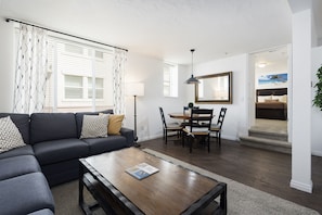 Condo luxo, 1 quarto | Área de estar | TV de tela plana 40 polegadas com canais a cabo, TV LCD