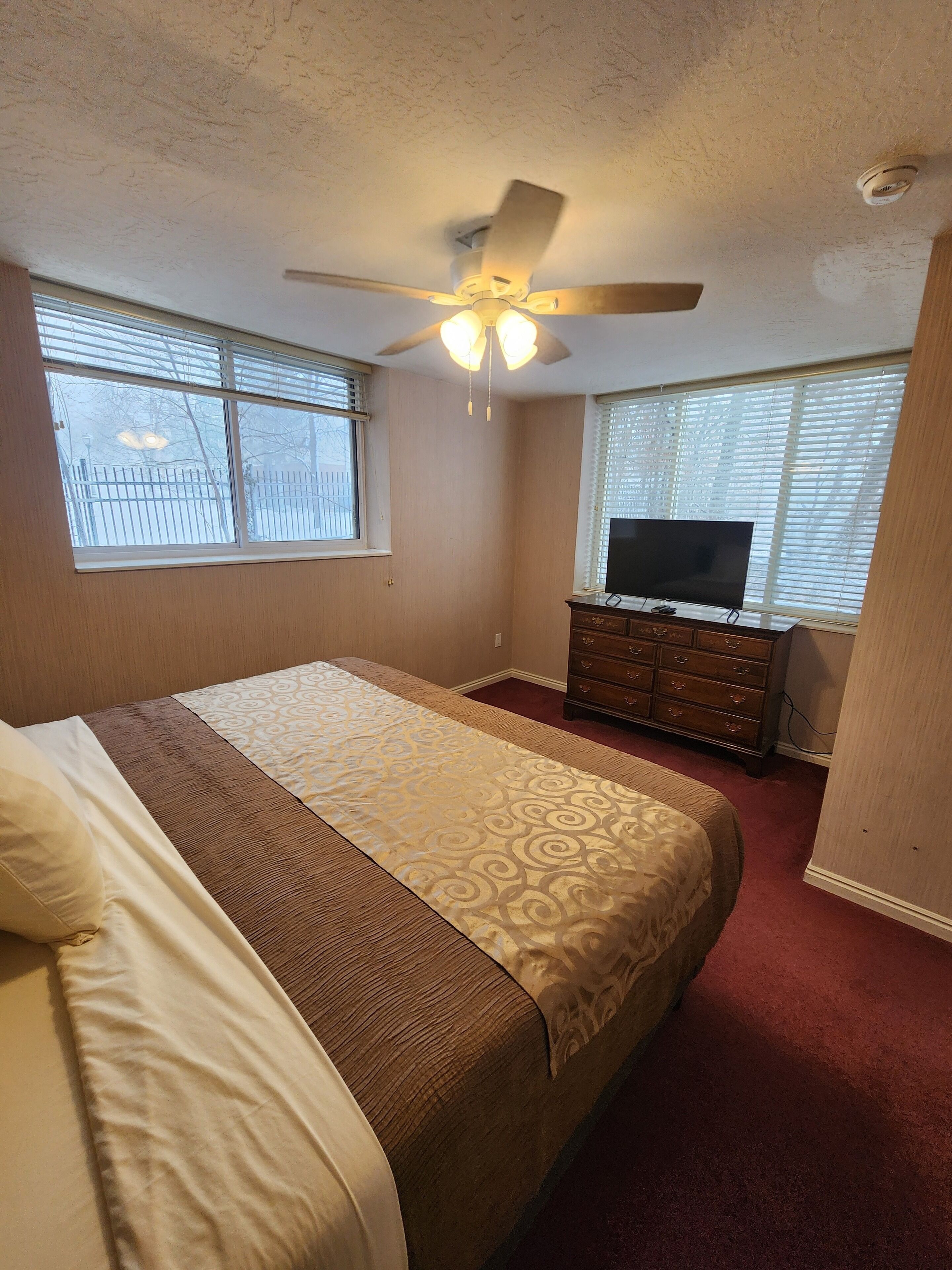 2 Bedroom Condominium | Blendingsgardiner, strykejern/-brett, wi-fi (inkludert) og sengetøy