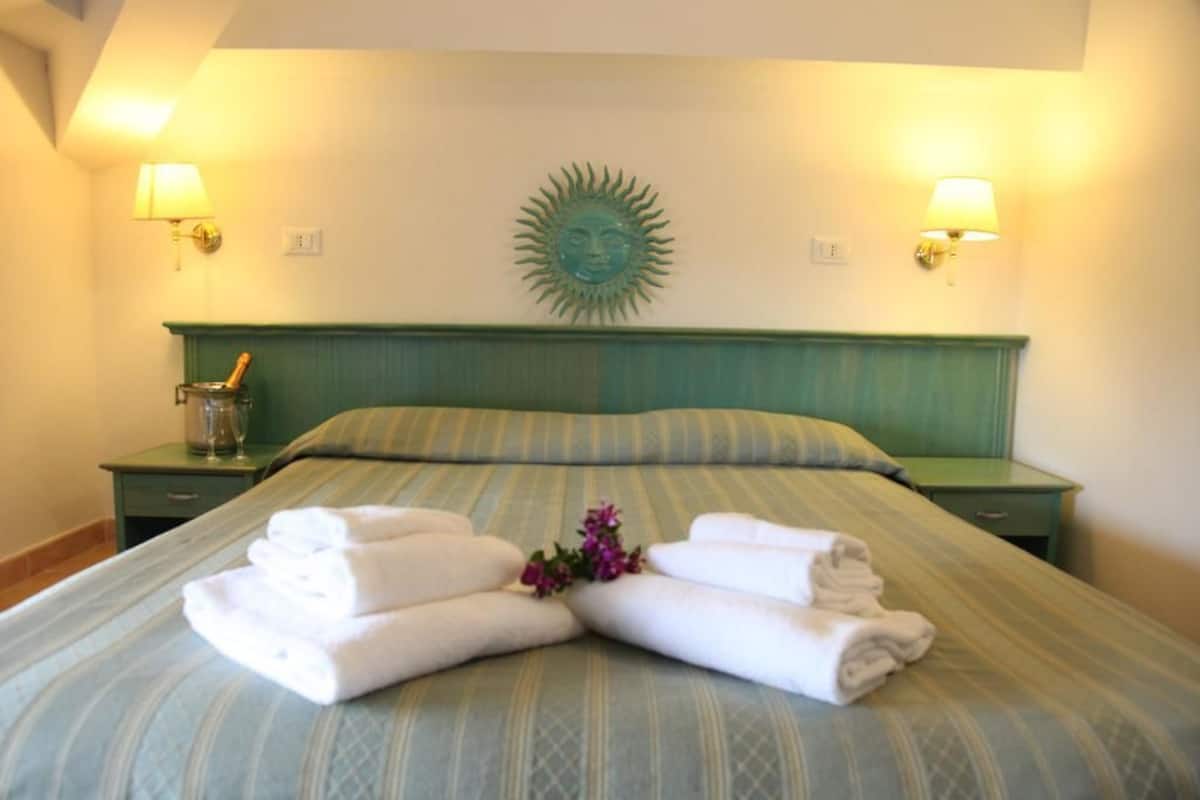 Minibar, desk, cots/infant beds, free WiFi