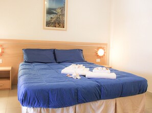 Minibar, desk, cots/infant beds, free WiFi - Hotel Club Mezzaluna (Carloforte)