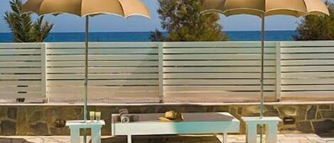 Alberca al aire libre por temporada y sombrillas en la alberca