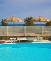 Piscina externa sazonal, guarda-sóis