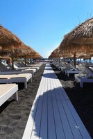 En la playa, arena negra, traslado desde/hacia la playa