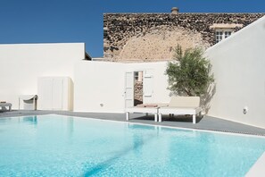 Seasonal outdoor pool, pool umbrellas
