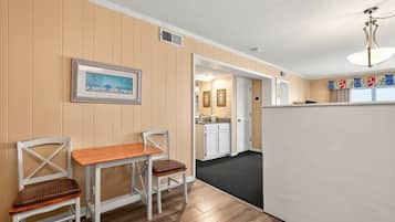 2 Bedroom, 2 Bathroom Condo | In-room dining