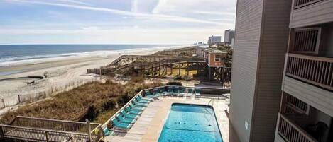 Alberca al aire libre y camastros