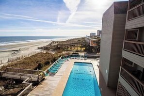 Kolam renang terbuka, kerusi lepak pantai 