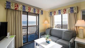 2 Bedroom, 2 Bathroom Condo | Ruang tamu | TV skrin rata