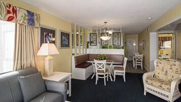 2 Bedroom, 2 Bathroom Condo | Wohnbereich | 32-Zoll-Flachbildfernseher mit Kabelempfang, Fernseher, DVD-Player