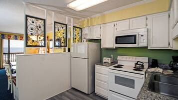 2 Bedroom, 2 Bathroom Condo | Dapur peribadi | Peti sejuk/penyejuk beku saiz penuh, ketuhar gelombang mikro, ketuhar