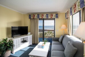 2 Bedroom, 2 Bathroom Condo | リビング エリア | 薄型テレビ