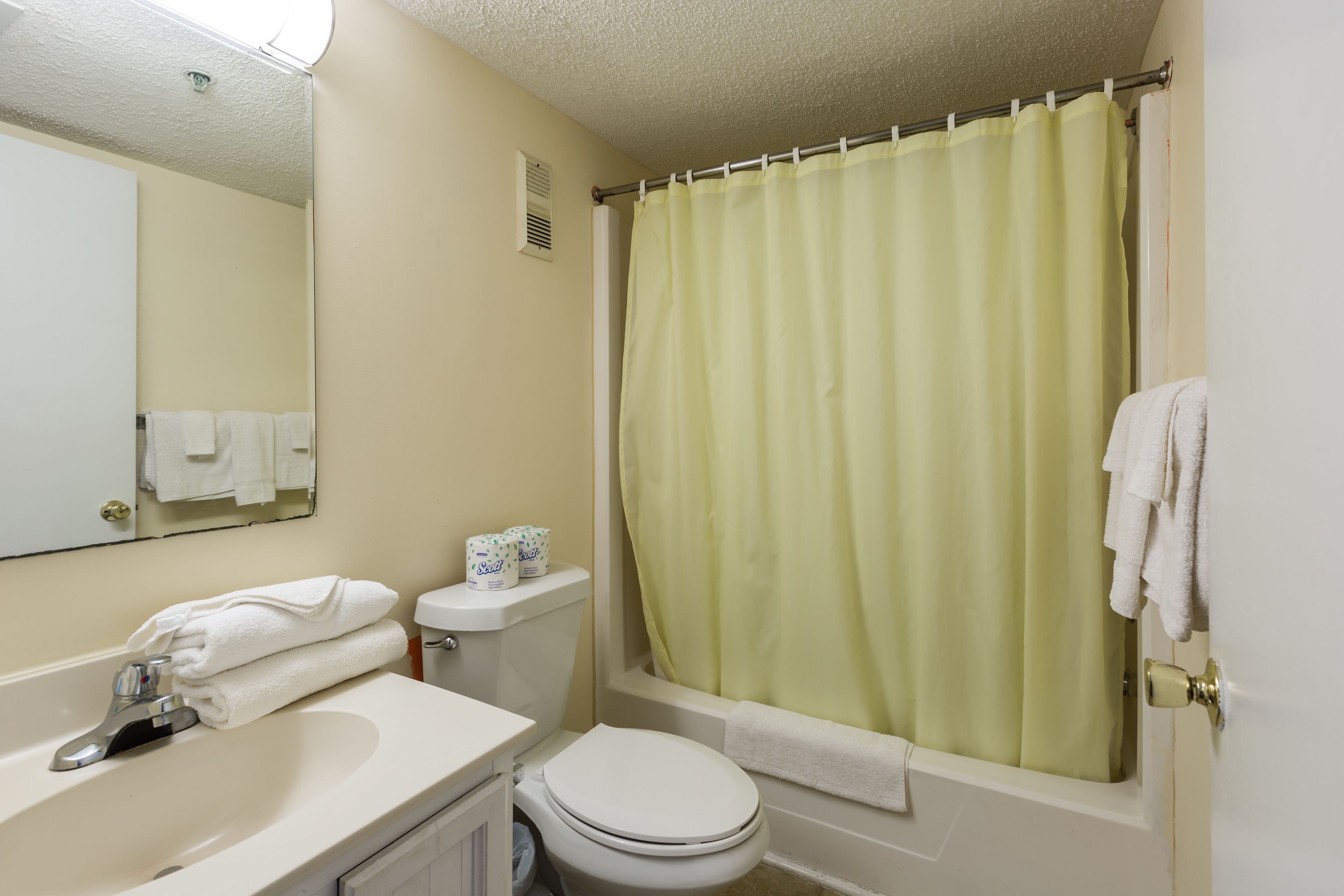 Un baño con lavamanos, inodoro y bañera.