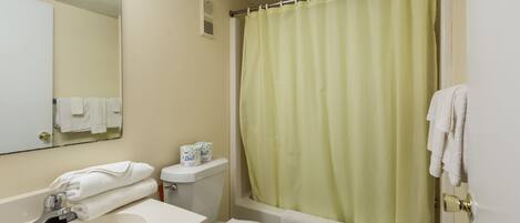 Un baño con lavamanos, inodoro y bañera.